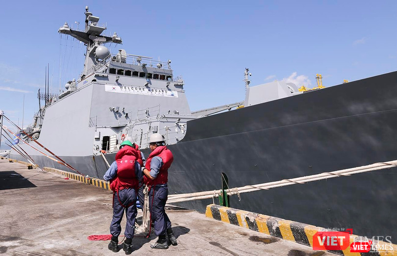 Thủy thủ tàu hoàn tất công đoạn cố định dây neo