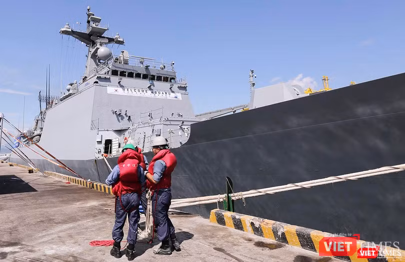 Thủy thủ tàu hoàn tất công đoạn cố định dây neo