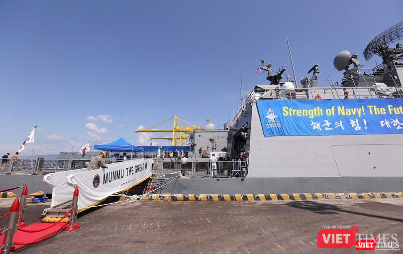 Phía đuôi tàu khu trục Moon Mu The Great được trang bị hangar và sân đỗ trực thăng