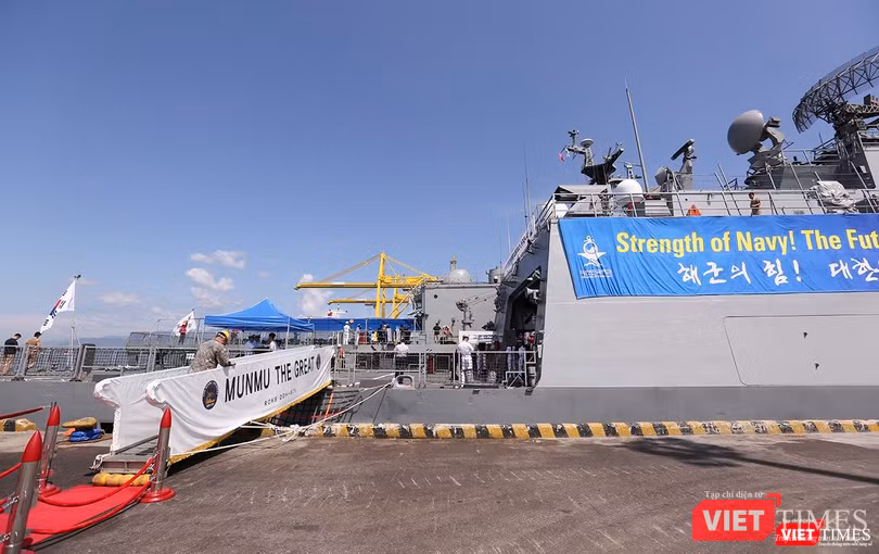 Phía đuôi tàu khu trục Moon Mu The Great được trang bị hangar và sân đỗ trực thăng