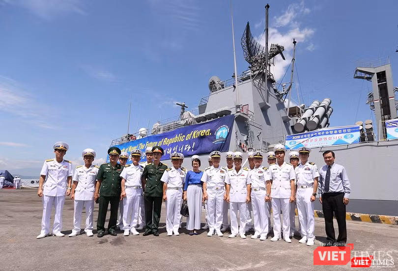 Các bên chụp ảnh lưu niệm