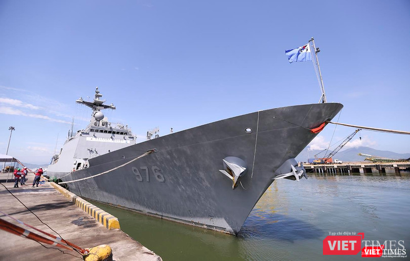 Tàu khu trục Moon Mu The Great mang số hiệu 976 tại cảng Tiên Sa