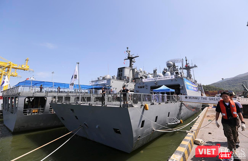 Bộ đôi tàu khu trục Moon Mu The Great và tàu hậu cần Roks Hwacheon nhìn từ phía đuôi
