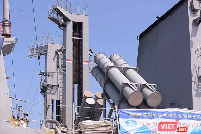 Tên lửa hành trình phía thân hạm