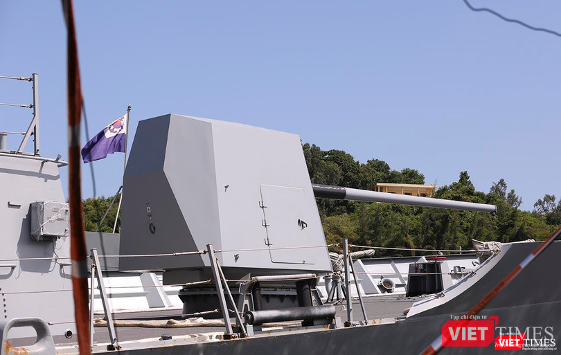 Pháo hạm phía mũi tàu