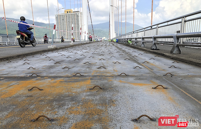 Kết cấu lớp phủ măt cầu được tăng cường bằng những râu thép