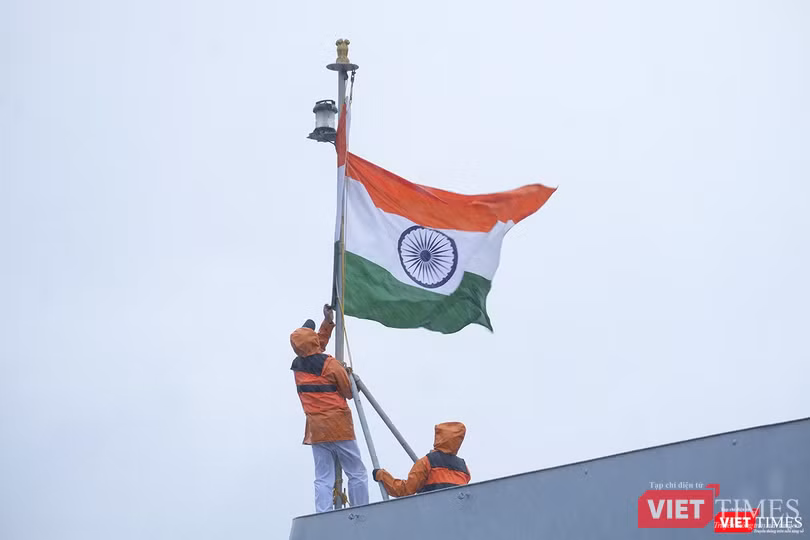 Thủy thủ kéo quốc kỳ Ấn Độ trong mưa