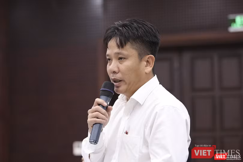 Ông Nguyễn Đức Việt - Phó Chủ tịch UBND quận Ngũ Hành Sơn trả lời báo chí tại họp báo