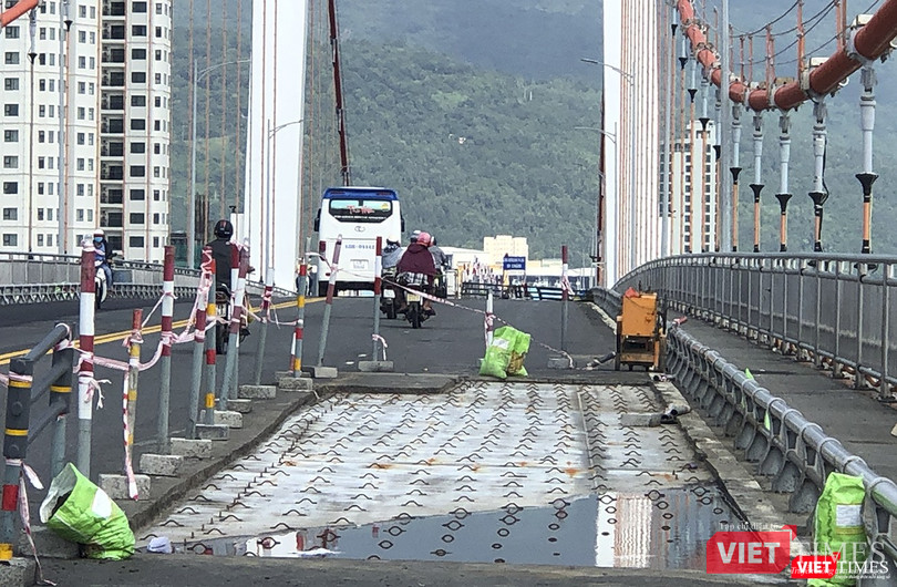 Một khu vực lớp phủ mặt cầu bị hư hỏng được bóc bỏ chờ thi công lớp phủ mới