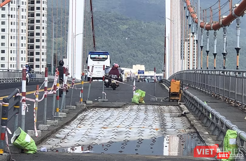 Một khu vực lớp phủ mặt cầu bị hư hỏng được bóc bỏ chờ thi công lớp phủ mới