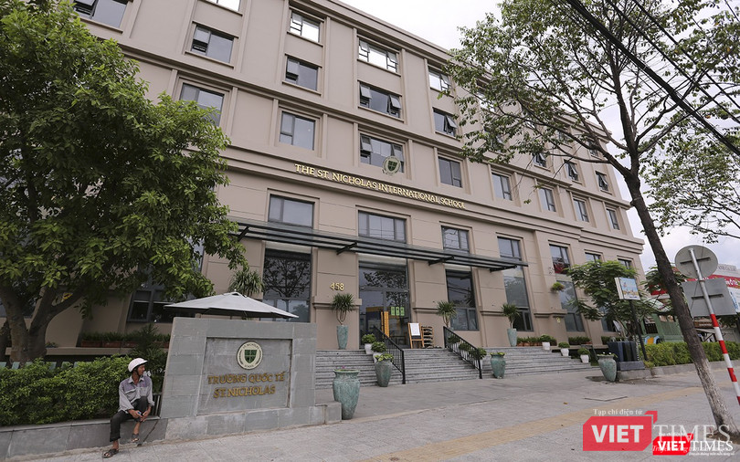 Trường St.Nicholas Shool với bảng hiệu là trường quốc tế