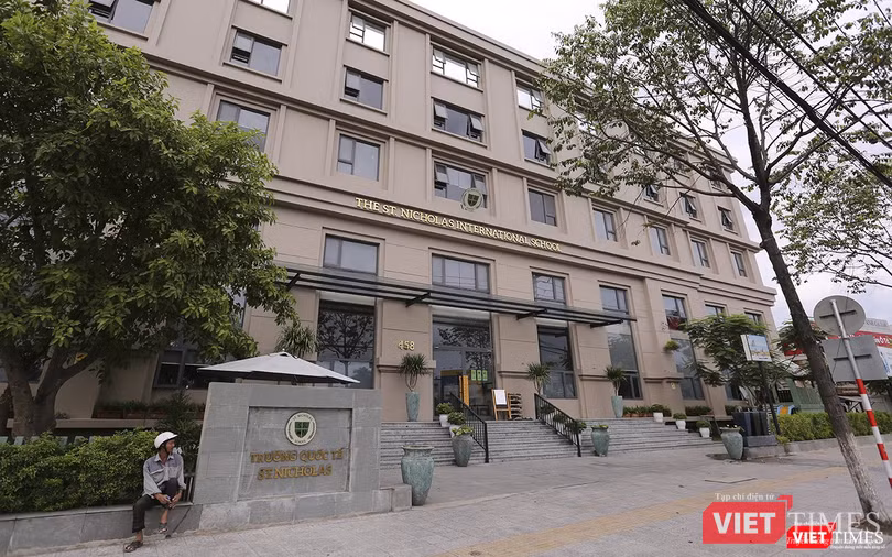 Trường St.Nicholas Shool với bảng hiệu là trường quốc tế