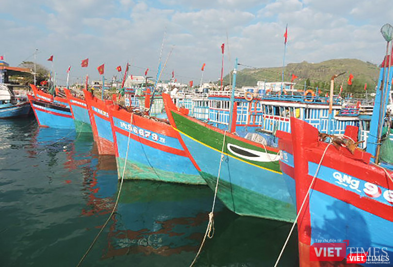 Sau tiếng trống lệnh, hàng trăm ngư dân dong thuyền, hướng thẳng tiến về vùng biển chủ quyền Hoàng Sa-Trường Sa