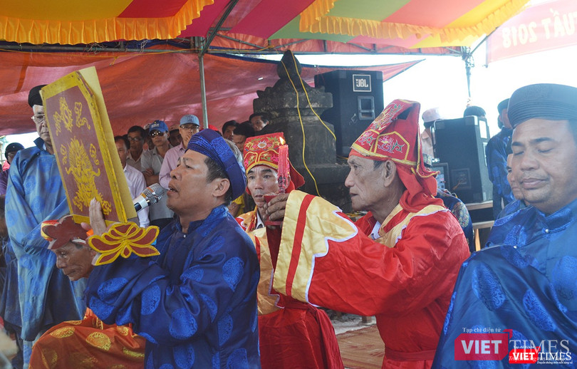 Trên bờ, các bậc cao niên của đảo Lý Sơn thực hiện các nghi thức cúng tế các vị thần linh và thần Nam Hải cầu cho mùa biển mới tại các ngư trường bội thu.