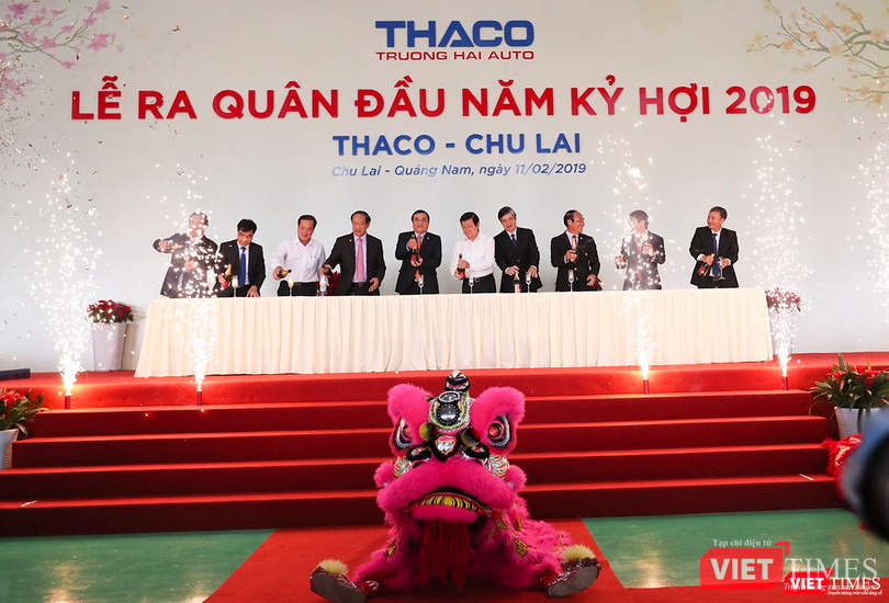Các đại biểu tham dự Lễ ra quân Thaco 2019 cùng mở sâm banh phát động