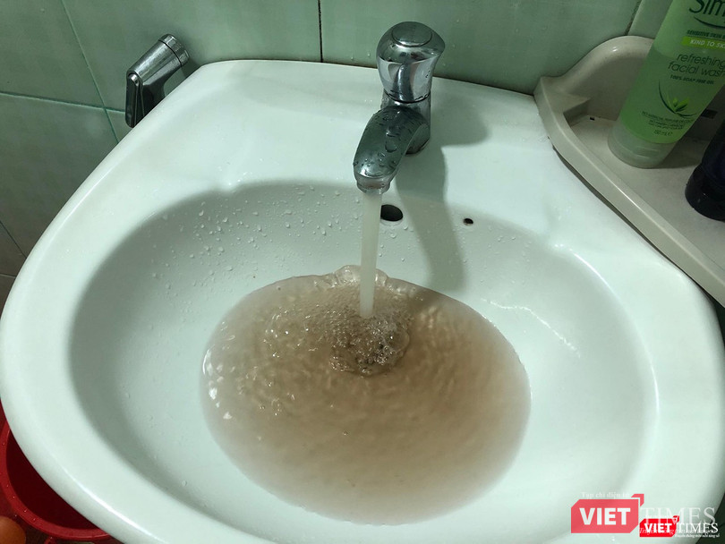 Nước sinh hoạt tại hộ dân trên địa bàn quận Cẩm Lệ có cặn bẩn, đục đen, kèm nhiễm mặn khiến người dân lo lắng