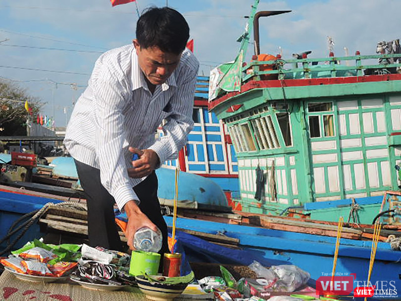 Dưới tàu, các ngư dân chuẩn bị mâm lễ tế trời đất, thân Nam Hải