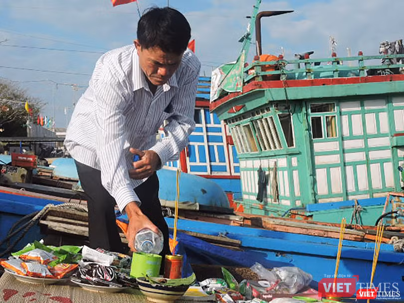 Dưới tàu, các ngư dân chuẩn bị mâm lễ tế trời đất, thân Nam Hải