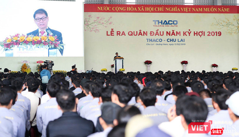 “Để Thaco tiếp tục phát triển một cách bền vững và tạo ra những giá trị không giới hạn dựa trên chiến lược đa ngành sau 2018 thì trước tiên triết lý Thaco là “Mang lại giá trị cho khách hàng, xã hội và có đóng góp thiết thực vào nền kinh tế đất nước” - ông Trần Bá Dương nói với hơn 8.400 cán bộ, công nhân có mặt tại sự kiện.