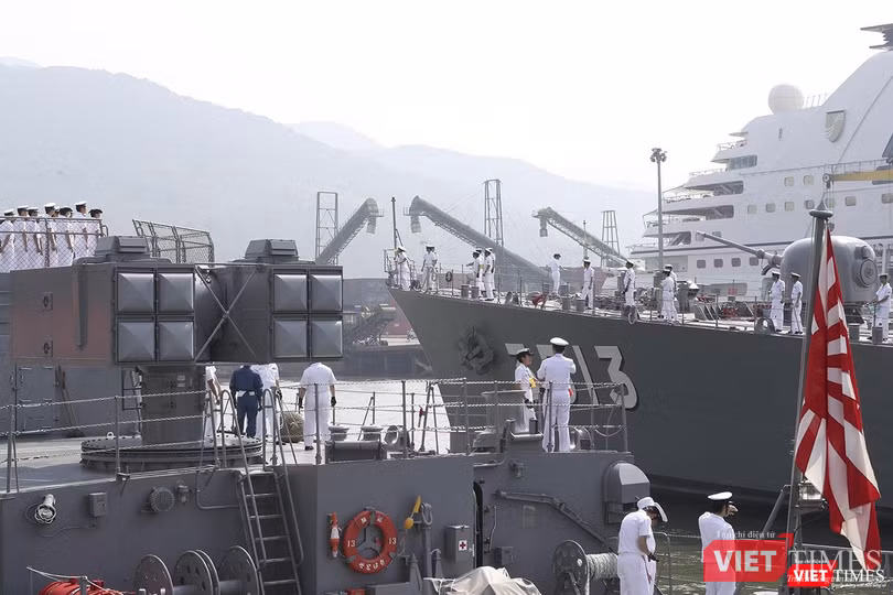 Tàu JS SHIMAYUKI tiến vào vị trí mạn phải tàu S SETOYUKI