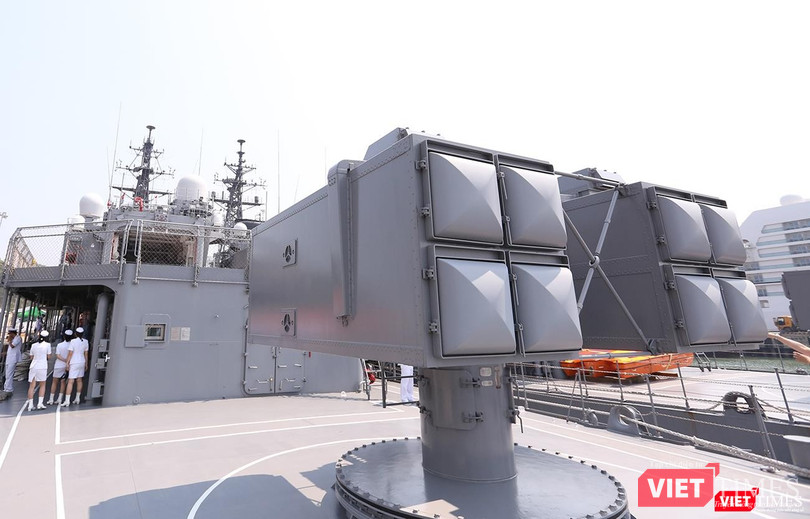 Tên lửa hạm đối không, chuyên đánh chặn máy bay đối phương được đặt phía đuôi hạm