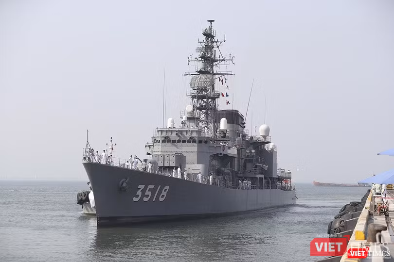 Đúng 9h sáng ngày 6/3, tàu JS SETOYUKI tiến vào cầu cảng