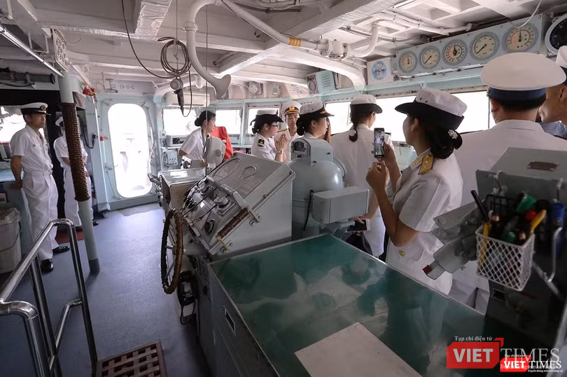 Trên cabin chỉ huy tàu