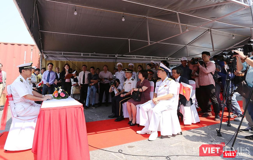 Đại tá Nakagama, Chỉ huy Đội tàu huấn luyện số 1, Lực lượng tự vệ trên biển Nhật Bản chủ trì cuộc họp báo cung cấp thông tin đội tàu