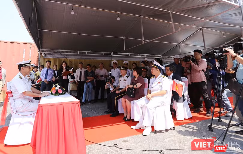 Đại tá Nakagama, Chỉ huy Đội tàu huấn luyện số 1, Lực lượng tự vệ trên biển Nhật Bản chủ trì cuộc họp báo cung cấp thông tin đội tàu