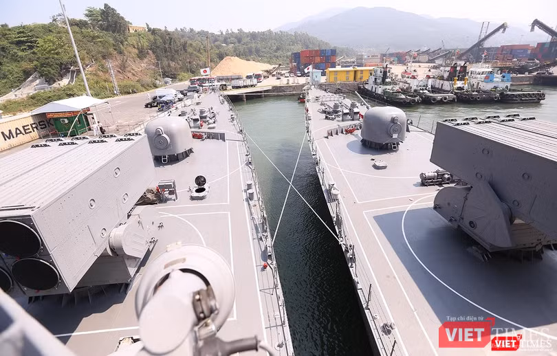 Mũi tàu nhìn từ khoang lái