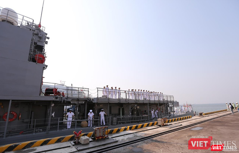 Phía sau đuôi tàu là sân đỗ trực thăng