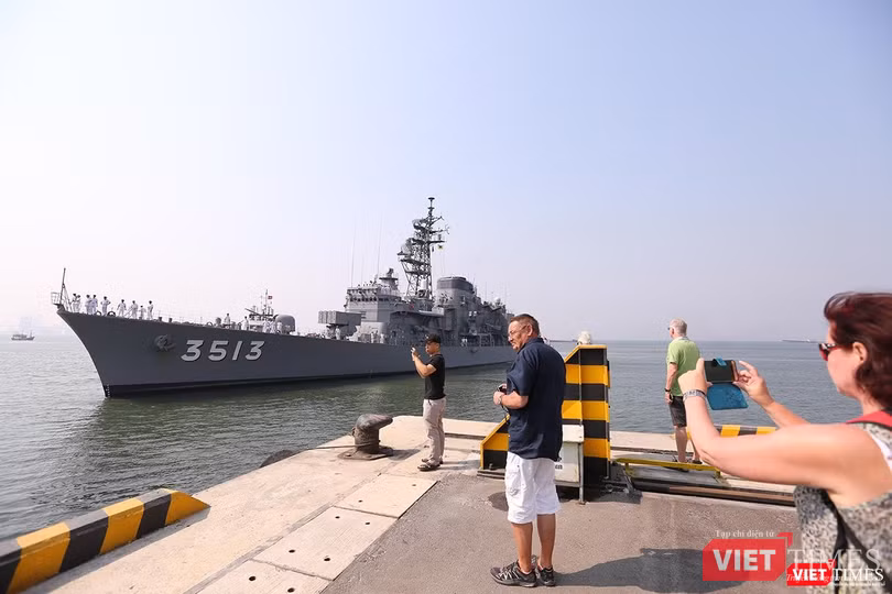 Sự xuất hiện đội tàu quân sự thuộc Lực lượng bảo vệ bờ biển Nhật Bản tại Cảng Tiên Sa đã thu hút sự quan tâm của du khách trong và ngoài nước