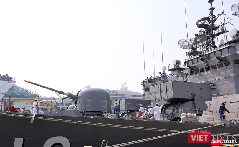Pháo hạm và hệ thống bệ phóng tên lửa hạm đối hạm trên tại mũi tàu