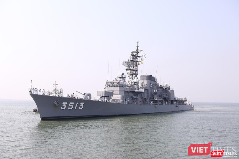 Tàu JS SHIMAYUKI mang số hiệu 3513 tiến vào cầu cảng