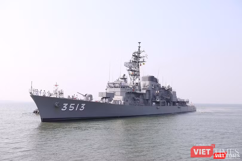 Tàu JS SHIMAYUKI mang số hiệu 3513 tiến vào cầu cảng