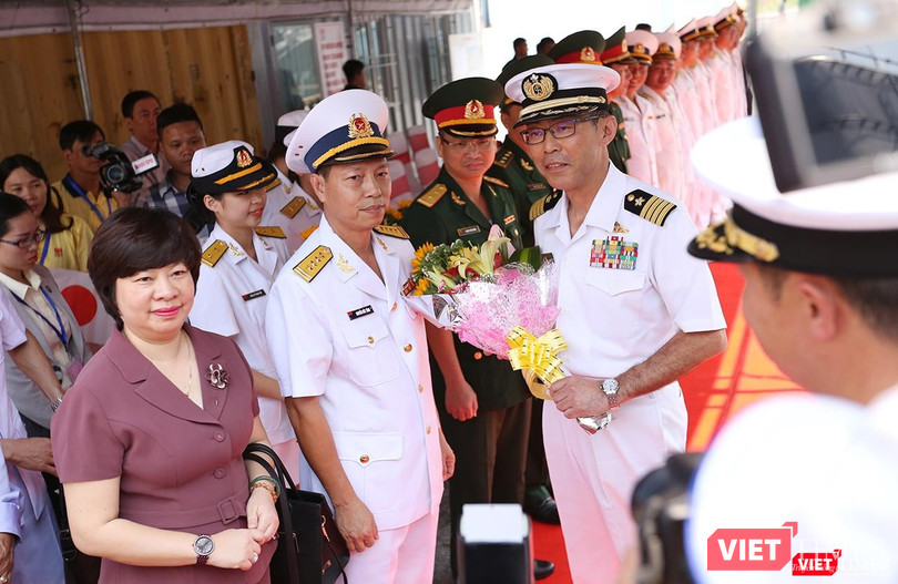 Lễ đón được tiến hành theo đúng nghi thức ngoại giao tại cầu cảng