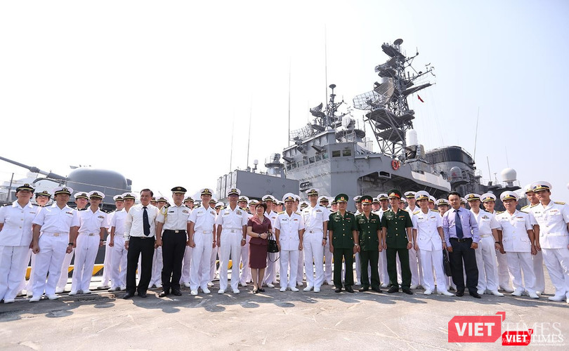 Các bên chụp ảnh lưu niệm nhân chuyến thăm của Đội tàu