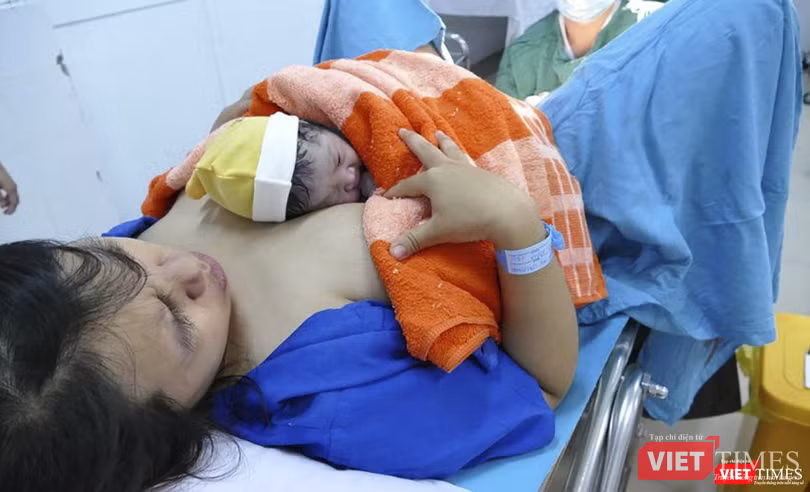 Các bà mẹ tại Bệnh viện Đa khoa Quảng Nam áp dụng kỹ thuật kề da sau khi sinh và nuôi con bằng sữa mẹ