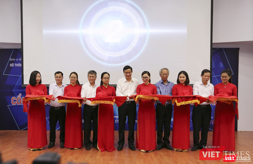 Đại diện Hội Tin học Việt Nam cùng lãnh đạo UBND TP Đà Nẵng, Sở TT&TT cắt băng khánh thành Cổng Dịch vụ công trực tuyến TP Đà Nẵng Đại diện Hội Tin học Việt Nam cùng lãnh đạo UBND TP Đà Nẵng, Sở TT&TT cắt băng khánh thành Cổng Dịch vụ công trực tuyến TP Đà Nẵng