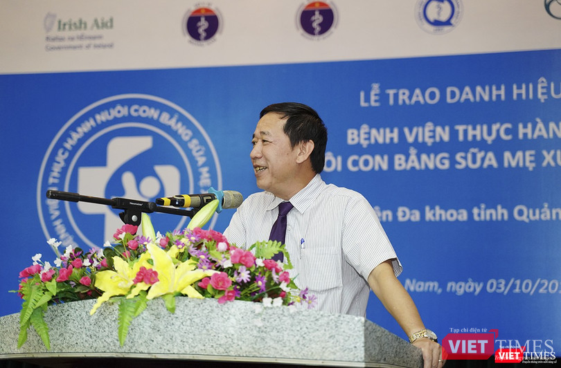 Ông Nguyễn Đức Vinh, Vụ trưởng Vụ Sức khỏe Bà mẹ - Trẻ em (Bộ Y tế) phát biểu tại lễ trao danh hiệu Bệnh viện Thực hành Nuôi con bằng sữa mẹ xuất sắc cho Bệnh viện Đa khoa tỉnh Quảng Nam