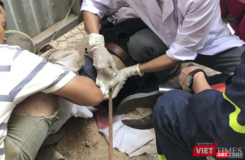 Lực lượng cứu hộ được huy động đến hiện trường để cắt thanh thép (ảnh bạn đọc cung cấp)