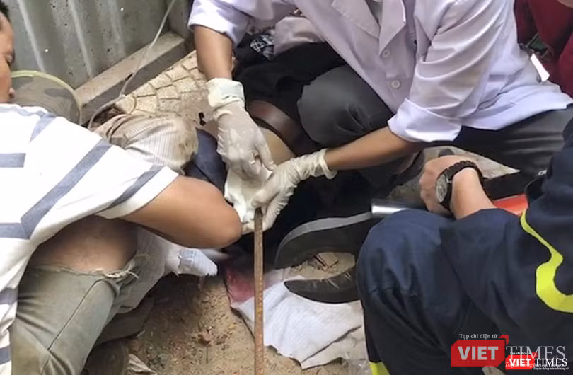 Lực lượng cứu hộ được huy động đến hiện trường để cắt thanh thép (ảnh bạn đọc cung cấp)