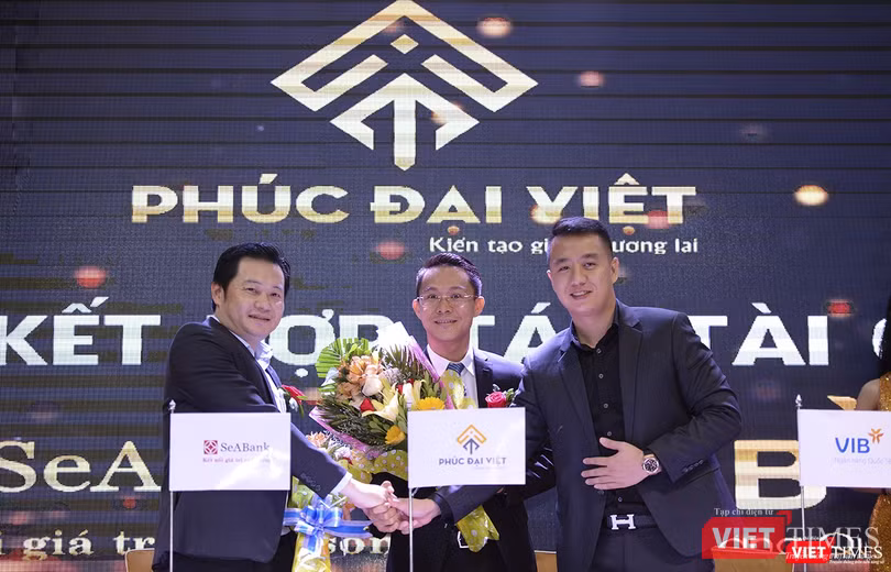 Đại diện ngân hàng và đơn vị phát triển ký kết gói tín dụng dành cho khách hàng mua sản phẩm tại Sunshine Luxury Đại diện ngân hàng và đơn vị phát triển ký kết gói tín dụng dành cho khách hàng mua sản phẩm tại Sunshine Luxury