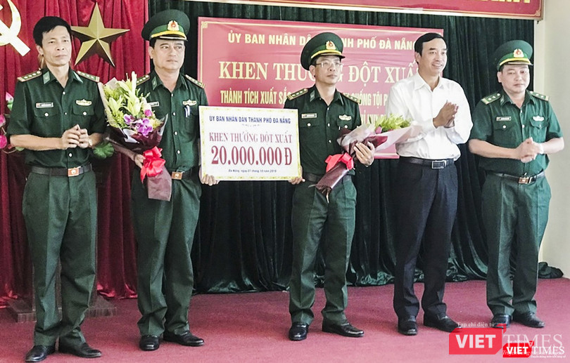 Ngày 7/10, Phó Chủ tịch UBND TP Đà Nẵng Lê Trung Chinh, đại diện cho TP Đà Nẵng trao thưởng cho lực lượng phá án ma túy lớn Ngày 7/10, Phó Chủ tịch UBND TP Đà Nẵng Lê Trung Chinh, đại diện cho TP Đà Nẵng trao thưởng cho lực lượng phá án ma túy lớn