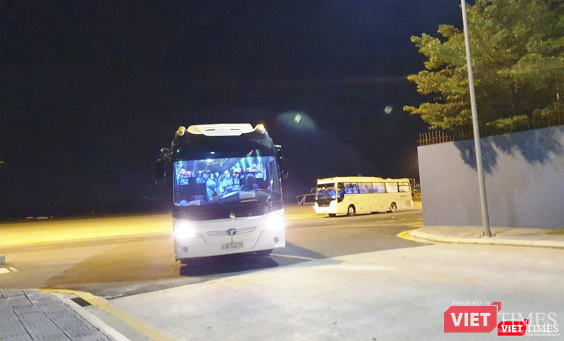 Đến gần 23h, xe chở số công dân này mới rời sân bay về trung tâm cách ly theo quy định