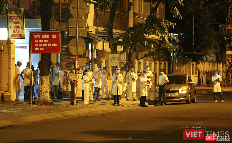 Cổng Bệnh viện Chỉnh hình - Phục hồi chức năng Đà Nẵng rất đông bác sỹ