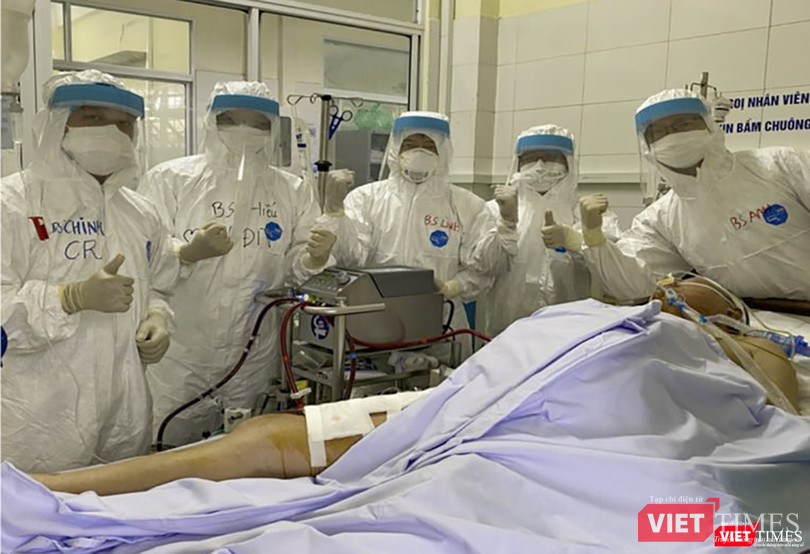 E kíp bác sĩ điều trị bên bệnh nhân 852 E kíp bác sĩ điều trị bên bệnh nhân 852