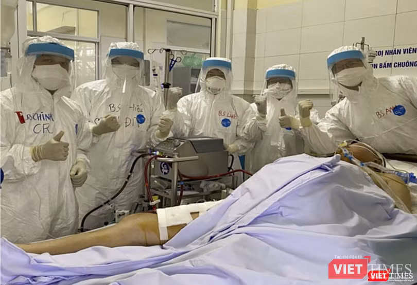 E kíp bác sĩ điều trị bên bệnh nhân 852 E kíp bác sĩ điều trị bên bệnh nhân 852