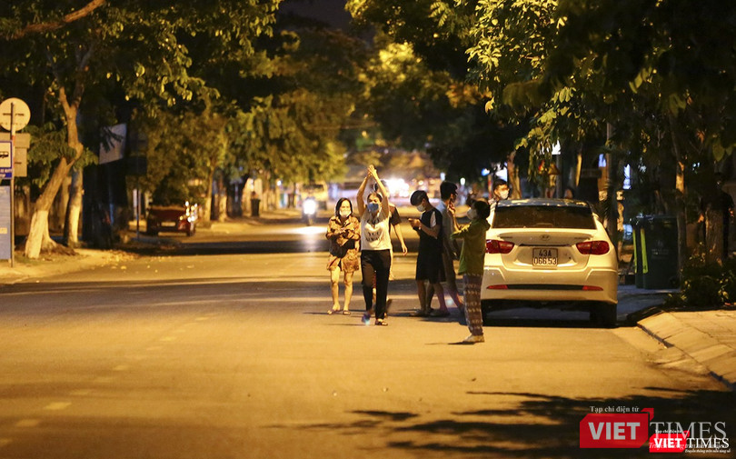 Người dân xuống đường vỗ tay ăn mừng