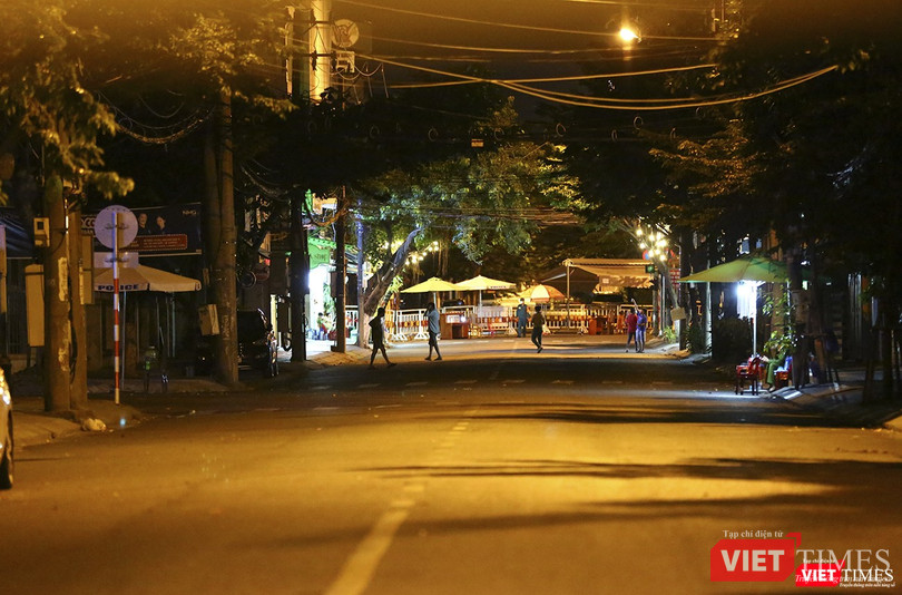 0h ngày 11/8, người dân trên các tuyến đường bắt đầu ra đường, đón chờ thời khắc cả khu dân cư được tháo dỡ lệnh phong tỏa.